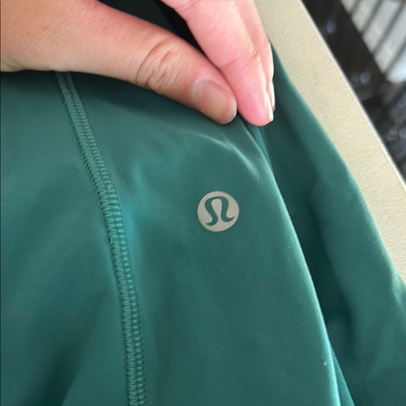 Green Lululemon Leggings 
Barely Worn
Length 28
Size 0 - Picture 1 of 6